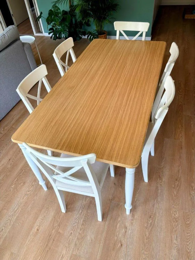 Eettafel gemonteerd in eetkamer